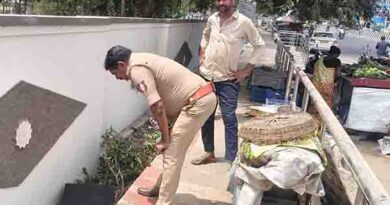 கேட்பாரற்று கிடந்த மர்ம கருப்பு பெட்டியால் வெடிகுண்டு பீதி