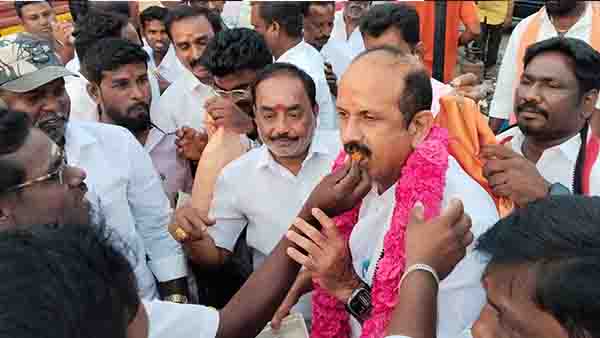 அதிமுக வேட்பாளர் பி. வி. ரமணாவுக்கு வரவேற்பு