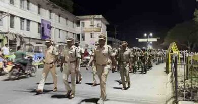 துணைராணுவம் மற்றும் போலீசார்கள் அணிவகுப்பு