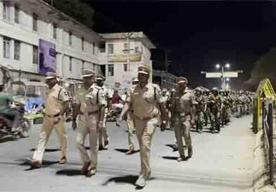 துணைராணுவம் மற்றும் போலீசார்கள் அணிவகுப்பு