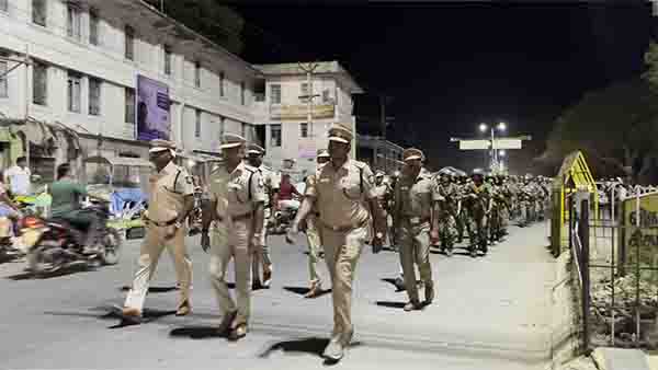 துணைராணுவம் மற்றும் போலீசார்கள் அணிவகுப்பு