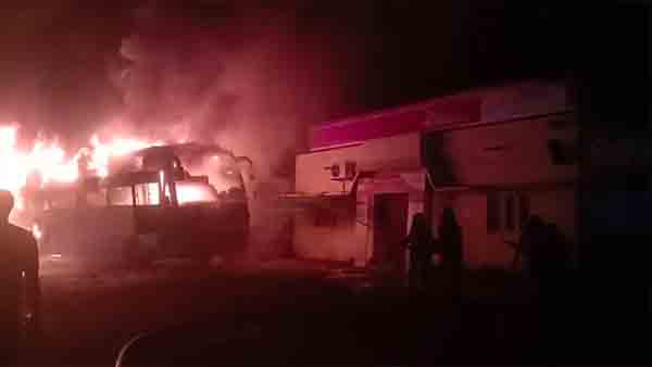 தனியார் சொகுசு பேருந்து தீப்பற்றி எரிந்தது