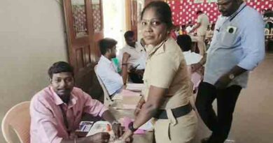 தபால் வாக்குகளை பதிவு செய்த காவலர்கள்