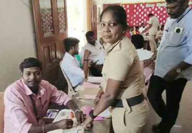 தபால் வாக்குகளை பதிவு செய்த காவலர்கள்