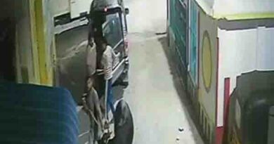 சொகுசு காரில்  கால்நடைகளை கடத்தி செல்லும் கும்பல்