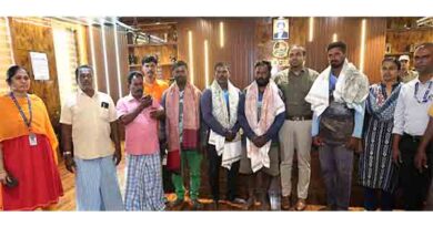 கடலில் தத்தளித்த 3 நபர்களை மீட்ட 4 மீனவர்கள் கடலில் தத்தளித்த 3 நபர்களை மீட்ட 4 மீனவர்கள்