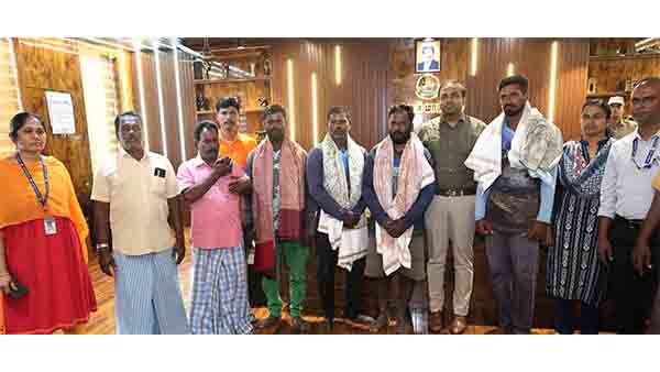 கடலில் தத்தளித்த 3 நபர்களை மீட்ட 4 மீனவர்கள்