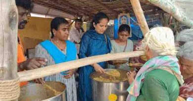 நேதாஜி காய்கறி மார்க்கெட்டில் 2000-க்கும் மேற்பட்டோருக்கு அன்னதானம் நேதாஜி காய்கறி மார்க்கெட்டில் 2000-க்கும் மேற்பட்டோருக்கு அன்னதானம்
