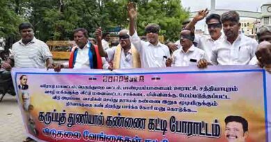 இரா.தமிழின்பன் கண்ணில் கருப்புத் துணி கட்டி மனு