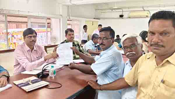 ஈரோடு கூட்டுறவுவங்கி ஊழியர்கள்13அம்ச கோரிக்கை ஈரோடு கூட்டுறவுவங்கி ஊழியர்கள்13அம்ச கோரிக்கை