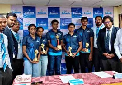 நிகில் சிவானந்தன் நீட் தேர்வில் முதலிடம் பெற்று சாதனை நிகில் சிவானந்தன் நீட் தேர்வில் முதலிடம் பெற்று சாதனை
