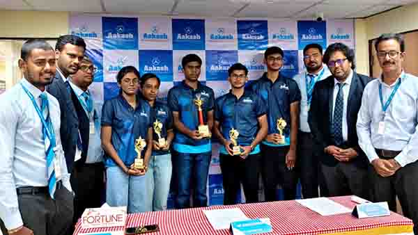 நிகில் சிவானந்தன் நீட் தேர்வில் முதலிடம் பெற்று சாதனை நிகில் சிவானந்தன் நீட் தேர்வில் முதலிடம் பெற்று சாதனை