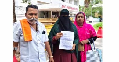 பெண் மீது தாக்குதல்குற்றவாளி, சார்பு ஆய்வாளர் மீது புகார்