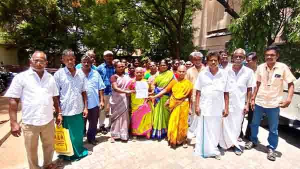 கோவில் நகைஒப்படைக்கக் கோரி கிராம மக்கள் மனு