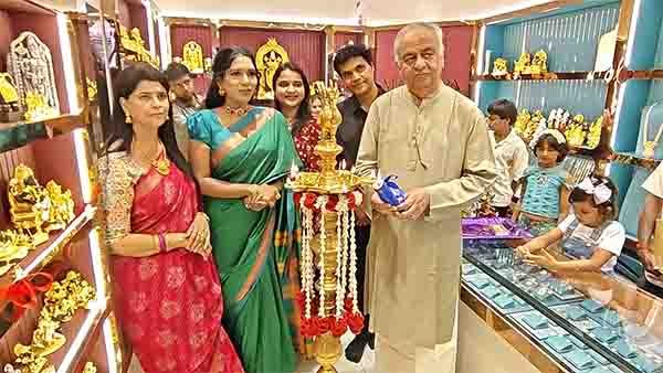 கோவையில் புதிய கவரிங் நகை கடை திறப்பு