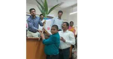 கோவை ஆட்சியருக்குபனைமரக்கன்றுகள்வழங்கினார்
