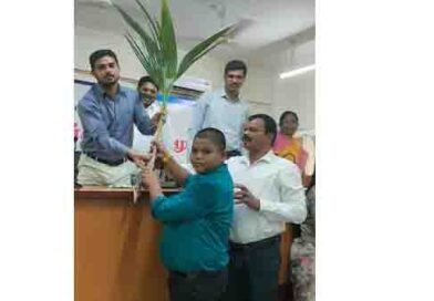 கோவை ஆட்சியருக்குபனைமரக்கன்றுகள்வழங்கினார் கோவை ஆட்சியருக்குபனைமரக்கன்றுகள்வழங்கினார்