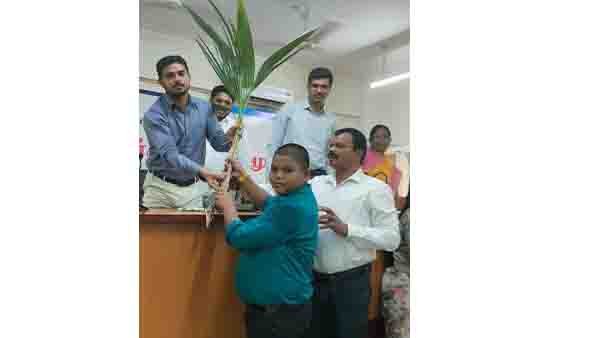 கோவை ஆட்சியருக்குபனைமரக்கன்றுகள்வழங்கினார்