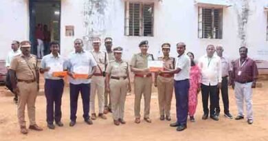 மூன்று சிறைவாசிகளுக்குப் பாராட்டு