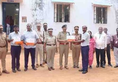 மூன்று சிறைவாசிகளுக்குப் பாராட்டு