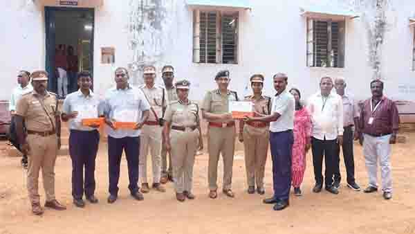 மூன்று சிறைவாசிகளுக்குப் பாராட்டு